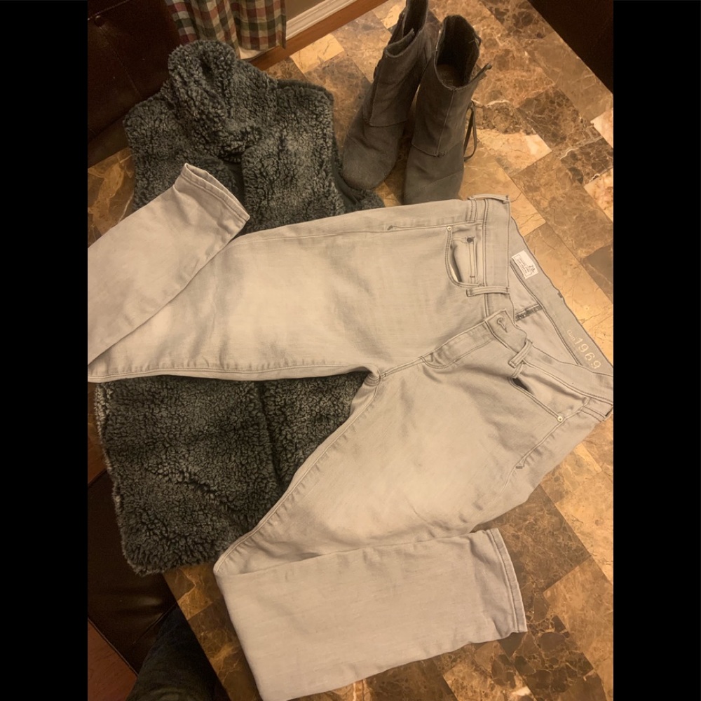 Gap- Gray Skinny Jeans. EUC